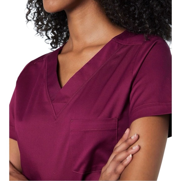 Women's Classic Fit V-Neck Stretch Scrub Top Wine Burgundy NWT Amazon Essentials - Picture 3 of 6